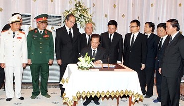 Đoàn đại biểu cao cấp Việt Nam viếng ngài Sihanouk  - ảnh 2